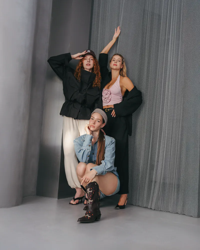 Trzy kobiety w stylizacjach z WearWeGo Share
